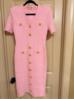 Pink Short-Sleeve Ribbed Midi Dress with Gold Buttons